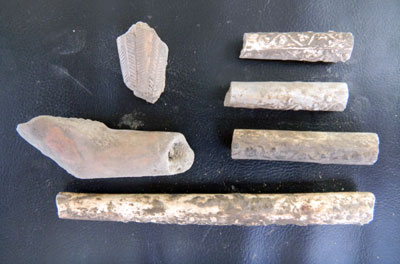 Selection of early 17th-centry pipes from the top layer of the burned clay cellar.