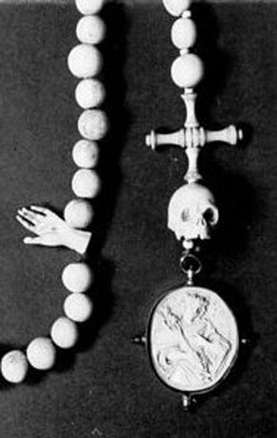  Similar cross on an early 18th-century rosary from Germany.: http://paternosters.blogspot.com/2005_03_01_archive.html
