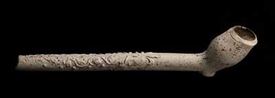 Dutch pipe with elaborate vine and leaf decoration.