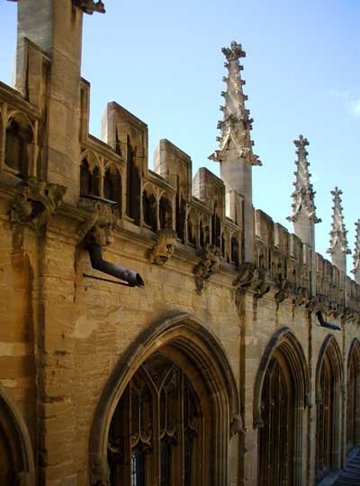 Detail-roof-edge-with-pinacles